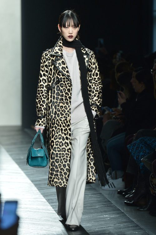 Abrigo print animal de Bottega Veneta en la FW Milán para otoño/invierno 2016/2017