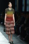 Jersey de lana y falda de cuadros de Bottega Veneta en la FW Milán para otoño/invierno 2016/2017