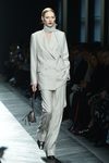 Traje blanco de Bottega Veneta en la FW Milán para otoño/invierno 2016/2017