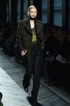 Traje negro con blusa verde de Bottega Veneta en la FW Milán para otoño/invierno 2016/2017