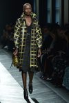 Abrigo negro y amarillo de Bottega Veneta en la FW Milán para otoño/invierno 2016/2017