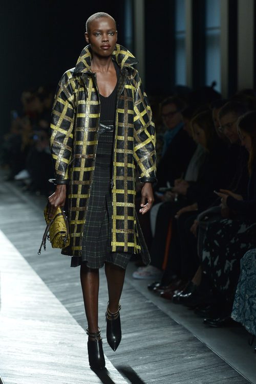 Abrigo negro y amarillo de Bottega Veneta en la FW Milán para otoño/invierno 2016/2017