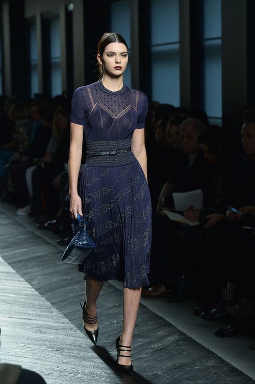 Kendall Jenner con vestido midi azul marino de Bottega Veneta en la FW Milán para otoño/invierno 2016/2017