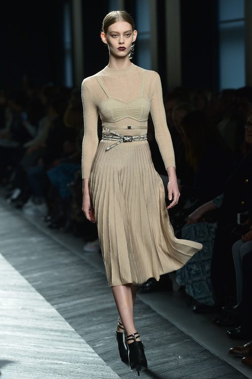 Vestido midi nude de Bottega Veneta en la FW Milán para otoño/invierno 2016/2017