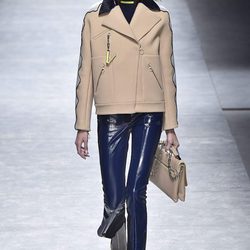 Perfecto nude de Versace en la FW de Milán para otoño/invierno 2016/2017