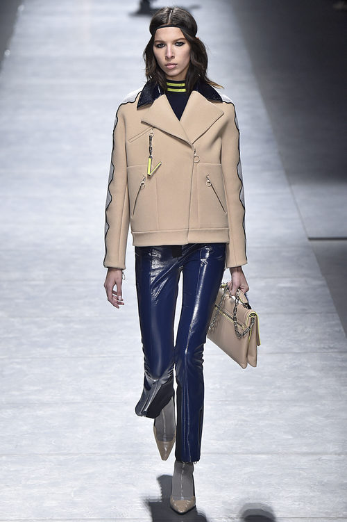 Perfecto nude de Versace en la FW de Milán para otoño/invierno 2016/2017