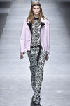 Perfecto rosa y conjunto estampado de Versace en la FW de Milán para otoño/invierno 2016/2017