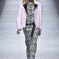 Perfecto rosa y conjunto estampado de Versace en la FW de Milán para otoño/invierno 2016/2017