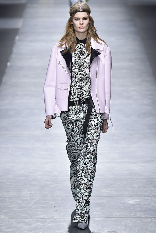 Perfecto rosa y conjunto estampado de Versace en la FW de Milán para otoño/invierno 2016/2017