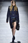 Gigi Hadid con conjunto azul marino de Versace en la FW de Milán para otoño/invierno 2016/2017
