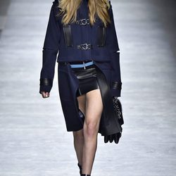 Gigi Hadid con conjunto azul marino de Versace en la FW de Milán para otoño/invierno 2016/2017