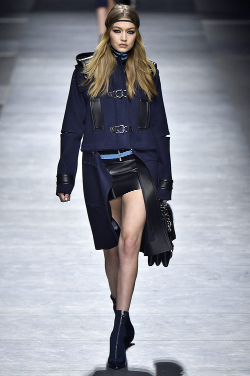 Gigi Hadid con conjunto azul marino de Versace en la FW de Milán para otoño/invierno 2016/2017