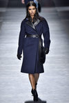 Adriana Lima con abrigo azul marino de Versace en la FW de Milán para otoño/invierno 2016/2017