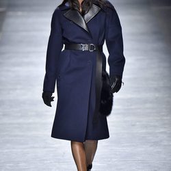 Adriana Lima con abrigo azul marino de Versace en la FW de Milán para otoño/invierno 2016/2017
