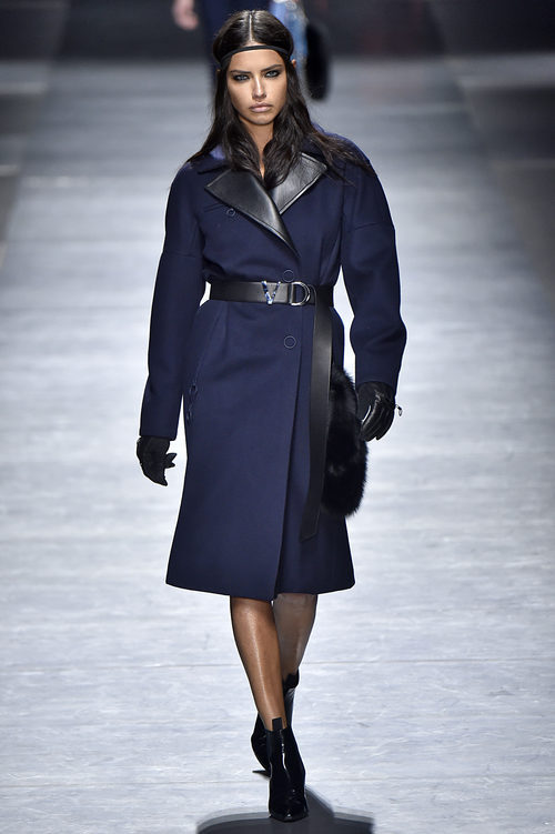 Adriana Lima con abrigo azul marino de Versace en la FW de Milán para otoño/invierno 2016/2017