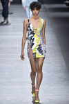 Vestido corto colorido de Versace en la FW de Milán para otoño/invierno 2016/2017