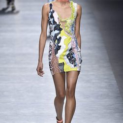 Vestido corto colorido de Versace en la FW de Milán para otoño/invierno 2016/2017