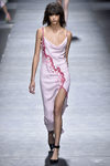 Vestido largo rosa de Versace en la FW de Milán para otoño/invierno 2016/2017