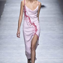 Vestido largo rosa de Versace en la FW de Milán para otoño/invierno 2016/2017