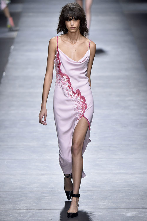 Vestido largo rosa de Versace en la FW de Milán para otoño/invierno 2016/2017