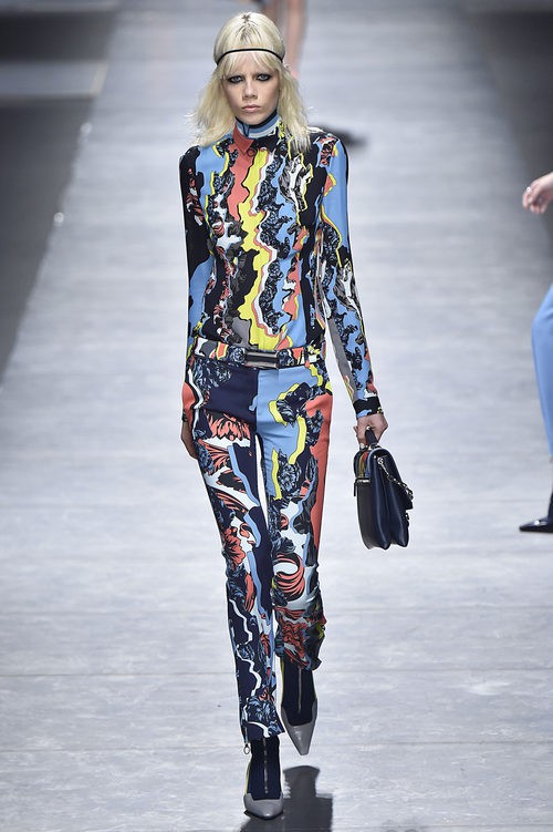Traje estampado de Versace en la FW de Milán para otoño/invierno 2016/2017