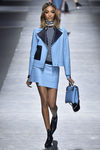 Jordan Dunn con traje azul de Versace en la FW de Milán para otoño/invierno 2016/2017