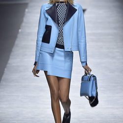 Jordan Dunn con traje azul de Versace en la FW de Milán para otoño/invierno 2016/2017