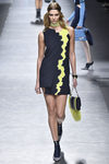 Karlie Kloss con vestido corto negro de Versace en la FW de Milán para otoño/invierno 2016/2017