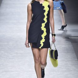 Karlie Kloss con vestido corto negro de Versace en la FW de Milán para otoño/invierno 2016/2017