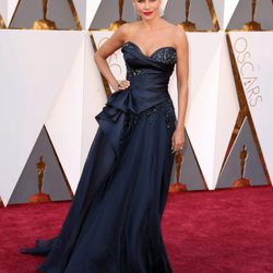 Sofía Vergara con un vestido de Marchesa en la alfombra roja de los Premios Oscar 2016
