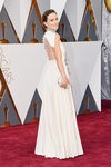 Olivia Wilde con un vestido de Valentino Alta Costura en la alfombra roja de los Premios Oscar 2016