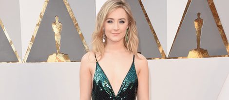 Saoirse Ronan con un vestido de Calvin Klein en la alfombra roja de los Premios Oscar 2016