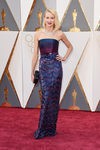 Naomi Watts con un vestido de Valentino en la alfombra roja de los Premios Oscar 2016
