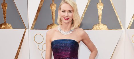 Naomi Watts con un vestido de Valentino en la alfombra roja de los Premios Oscar 2016