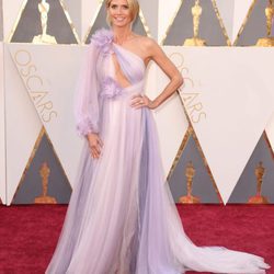Heidi Klum con un diseño vaporoso de Marchesa en la alfombra roja de los Premios Oscar 2016
