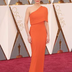 Olivia Munn con un vestido de Stella McCarthy en la alfombra roja en los Premios Oscar 2016