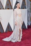 Rooney Mara con un vestido de Givenchy en la alfombra roja en los Premios Oscar 2016