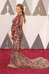 Chrissy Teigen con un vestido de Marchesa en la alfombra roja en los Premios Oscar 2016