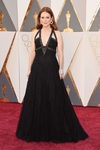 Julianne Moore con un vestido de Chanel en la alfombra roja de los Premios Oscar 2016
