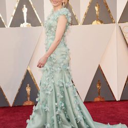Cate Blanchett con un diseño azul de Armani Privé en la alfombra roja de los Premios Oscar 2016