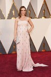 Emily Blunt con un vestido de Prada en la alfombra roja de los Premios Oscar 2016