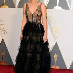Jennifer Lawrence con un vestido de Dior en la alfombra roja de los Premios Oscar 2016