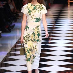 Vestido blanco con flores amarillas y verdes de Dolce&Gabbana en la FW de Milán para otoño/invierno 2016/2017