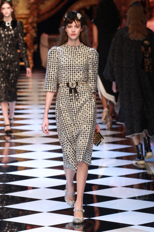 Vestido de cuadros con brillantes de Dolce&Gabbana en la FW de Milán para otoño/invierno 2016/2017