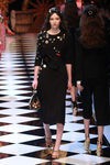 Vestido con botones y tocado de Dolce&Gabbana en la FW de Milán para otoño/invierno 2016/2017