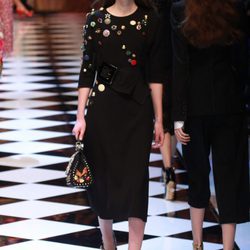 Vestido con botones y tocado de Dolce&Gabbana en la FW de Milán para otoño/invierno 2016/2017