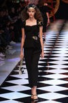 Vestido negro con cintura remarcada de Dolce&Gabbana en la FW de Milán para otoño/invierno 2016/2017