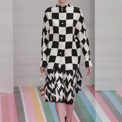 Conjunto con estampado damero de Salvatore Ferragamo en la FW de Milán para otoño/invierno 2016/2017