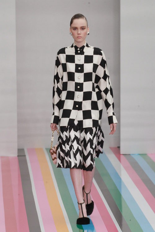Conjunto con estampado damero de Salvatore Ferragamo en la FW de Milán para otoño/invierno 2016/2017