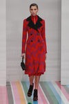Abrigo rojo con efecto geométrico de Salvatore Ferragamo en la FW de Milán para otoño/invierno 2016/2017